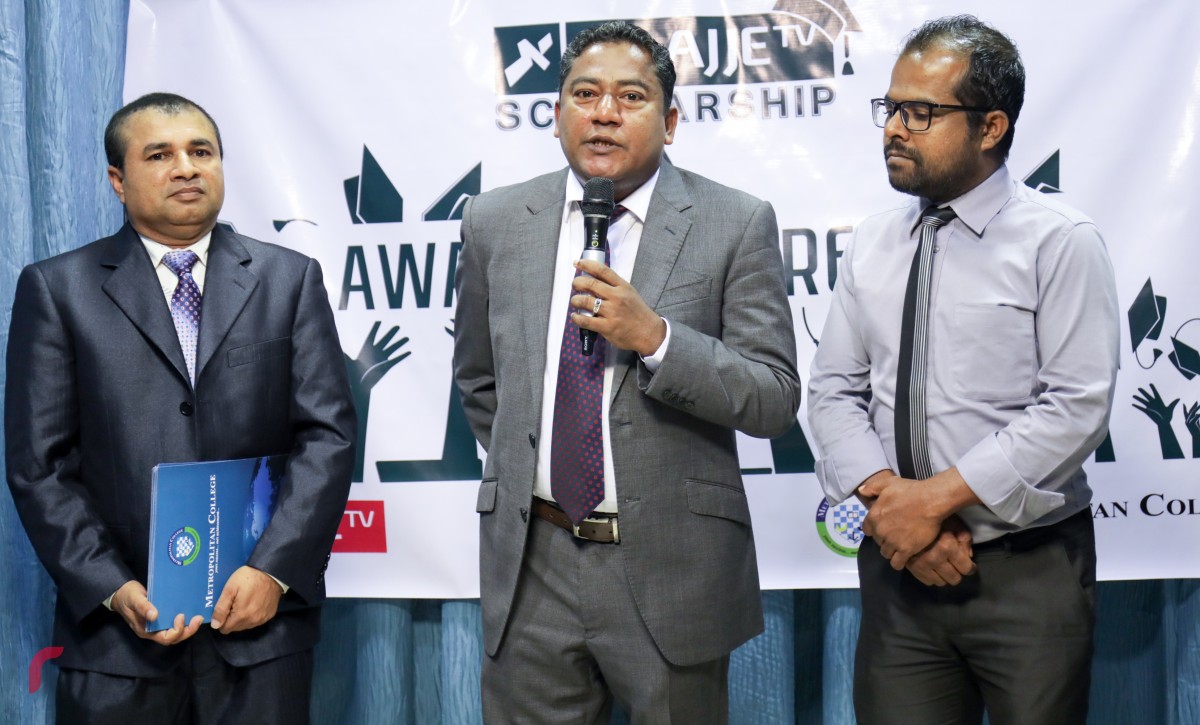 އޯގަސްޓް 21، 2017: ރާއްޖެ ޓީވީގެ ސްކޯލަޝިޕް ޕްރޮގްރާމުގެ ދަށުން، ސްރީ ލަންކާގެ މެޓްރޯޕޮލިޓަންގެ ސްކޯލަޝިޕްތަކަށް ހޮވި ކުދިންނަށް އެކަމުގެ ލިޔުން ހަވާލުކުރުމަށް ބޭއްވި ރަސްމިއްޔާތުގެ ތެރެއިން