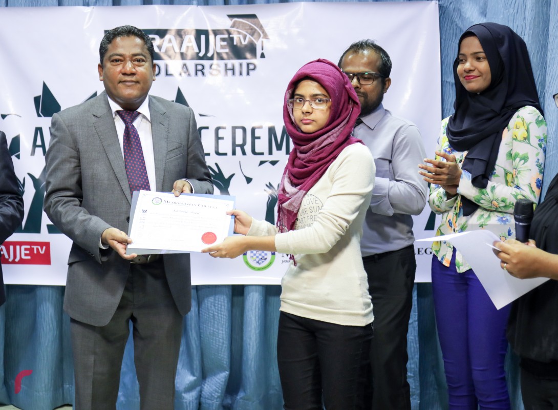 އޯގަސްޓް 21، 2017: ރާއްޖެ ޓީވީގެ ސްކޯލަޝިޕް ޕްރޮގްރާމުގެ ދަށުން، ސްރީ ލަންކާގެ މެޓްރޯޕޮލިޓަންގެ ސްކޯލަޝިޕްތަކަށް ހޮވި ކުދިންނަށް އެކަމުގެ ލިޔުން ހަވާލުކުރަނީ ، މި ސްކޯލަޝިޕްއިން 60 ޕަސެންޓް ޑިސްކައުންޓް ލިބޭ 5 ދަރިވަރުންނާއި ފުލް ސްކޮލާޝިޕް ލިބޭ 1 ދަރިވަރަކު ވަނީ ހޮވާފައި