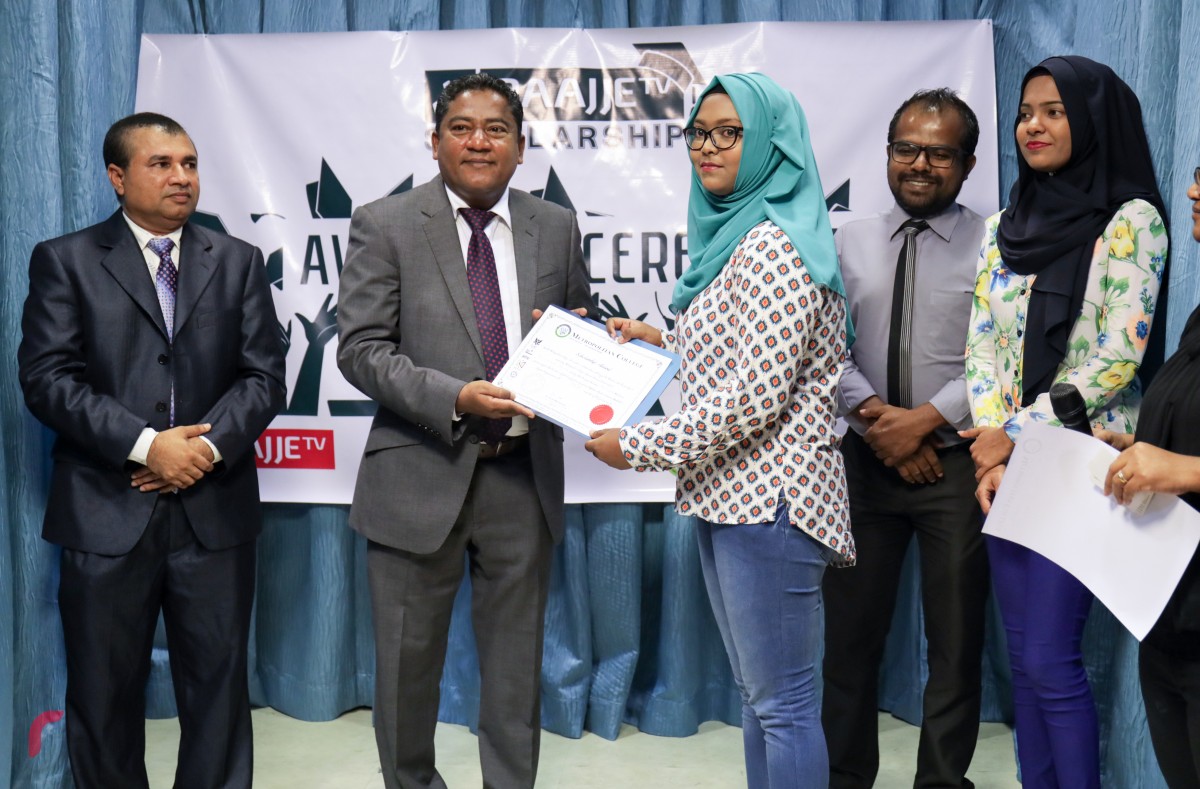 އޯގަސްޓް 21، 2017: ރާއްޖެ ޓީވީގެ ސްކޯލަޝިޕް ޕްރޮގްރާމުގެ ދަށުން، ސްރީ ލަންކާގެ މެޓްރޯޕޮލިޓަންގެ ސްކޯލަޝިޕްތަކަށް ހޮވި ކުދިންނަށް އެކަމުގެ ލިޔުން ހަވާލުކުރަނީ ، މި ސްކޯލަޝިޕްއިން 60 ޕަސެންޓް ޑިސްކައުންޓް ލިބޭ 5 ދަރިވަރުންނާއި ފުލް ސްކޮލާޝިޕް ލިބޭ 1 ދަރިވަރަކު ވަނީ ހޮވާފައި