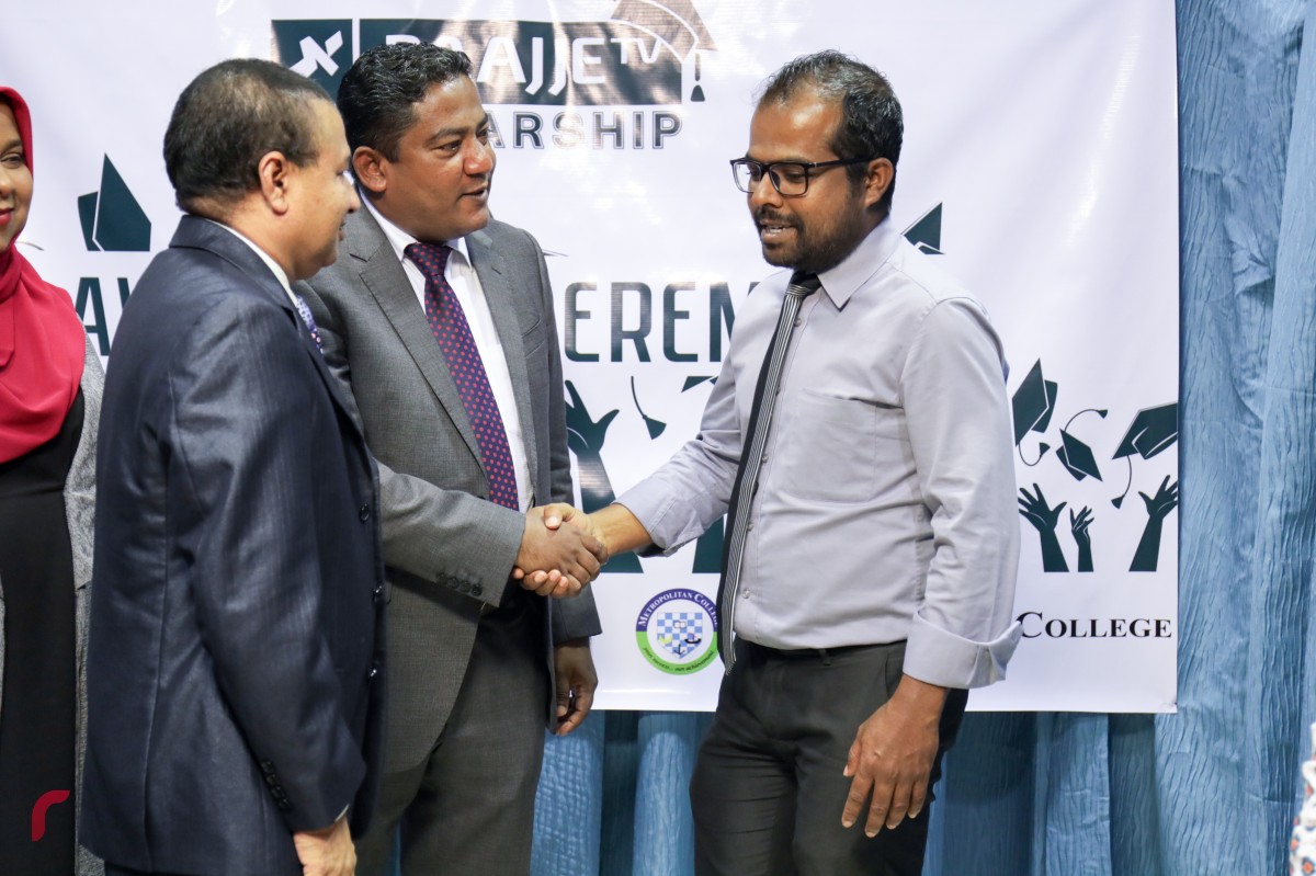 އޯގަސްޓް 21، 2017: ރާއްޖެ ޓީވީގެ ސްކޯލަޝިޕް ޕްރޮގްރާމުގެ ދަށުން، ސްރީ ލަންކާގެ މެޓްރޯޕޮލިޓަންގެ ސްކޯލަޝިޕްތަކަށް ހޮވި ކުދިންނަށް އެކަމުގެ ލިޔުން ހަވާލުކުރުމަށް ބޭއްވި ރަސްމިއްޔާތުގެ ތެރެއިން