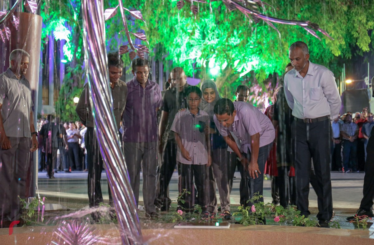 އޯގަސްޓް 21، 2017: ރަސްރަނި ބަގީޗާ ހުޅުވުމަށް ބޭއްވި ރަސްމިއްޔާތުގެ ތެރެއިން -- މިތަނުގައި އެންމެ ޒަމާނީ ވަސީލަތްތަކާއެކު ދަރިވަރުންނަށް ކިޔެވޭ ގޮތަށް ކްލާސްރޫމުތަކަކާއި ކުރެހުމުގެ ހުނަރު ދައްކާލުމަށް އާޓް ޑެކެއް ހަދާފައި ހުރެ.