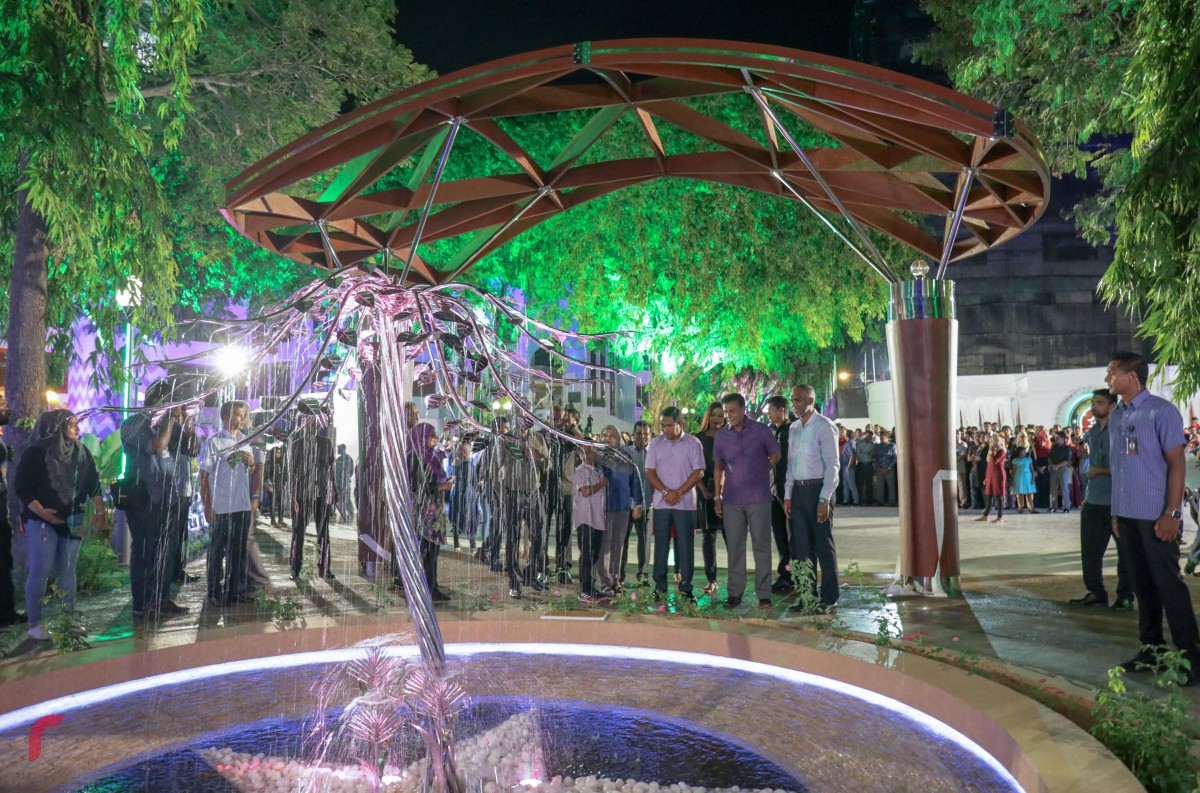 އޯގަސްޓް 21، 2017: ރައީސުލްޖުމްހޫރިއްޔާގެ ދެކަނބަލުން ކުރީގެ ސަލްޓަންޕާކް "ރަސްރަނި ބަގީޗާ" ގެ ނަމުގައި ހުޅުވައިދެއްވުމަށްފަހު ރަސްރަނި ބަގީޗާ ބައްލަވައިލައްވަނީ. ރަސްރަނި ބަގީޗާ ތަރައްގީކޮށްފައިވަނީ 