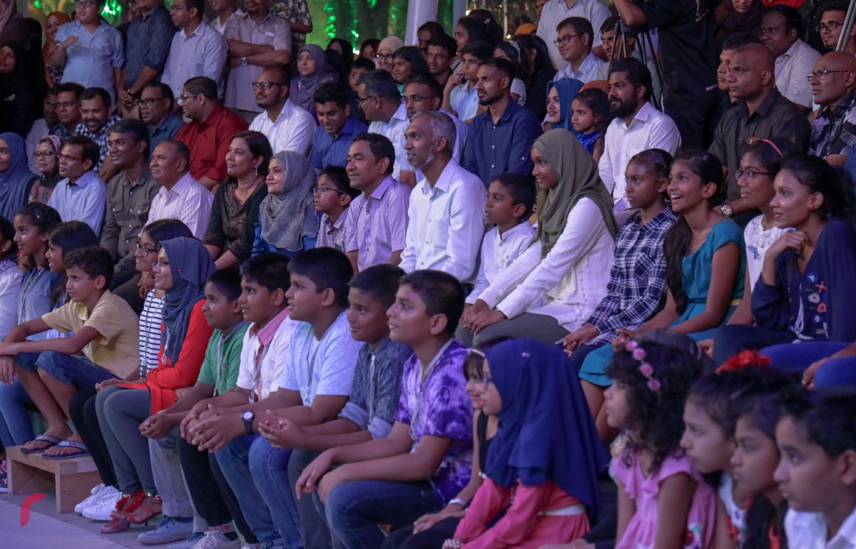 އޯގަސްޓް 21، 2017: ރަސްރަނި ބަގީޗާ ހުޅުވުމަށް ބޭއްވި ރަސްމިއްޔާތުގެ ތެރެއިން -- "މިއަހަރު ދިވެހިރާއްޖޭގެ ކުޑަކުދިންނަށް، ޔޫރަޕެކޭ އެއްފަދައިން ފިނިމޫސުން ޑިސެމްބަރު މަހު އަންނާނެ،" ރައީސް ވިދާޅުވި.