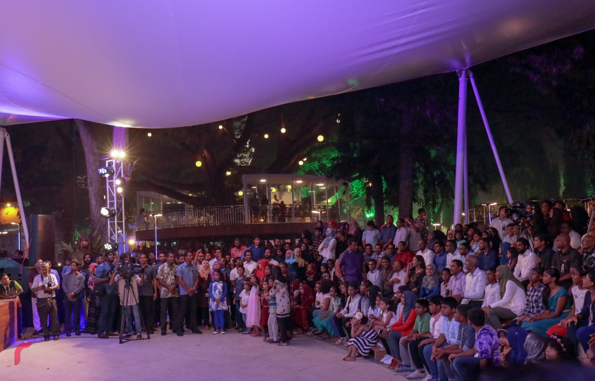 އޯގަސްޓް 21، 2017: ރަސްރަނި ބަގީޗާ ހުޅުވުމަށް ބޭއްވި ރަސްމިއްޔާތުގެ ތެރެއިން -- ގިނަ އަދަދެއްގެ ކުޑަކުދިން ބައިވެރިވި މި ރަސްމިއްޔާތުގައި ރައީސް ޔާމީން ވިދާޅުވީ، ޕާކަކީ ކުޑަކުންދިންނަށް ދިވެހި ސަރުކާރުން ދިން ހަދިޔާއެއްކަމަށް.