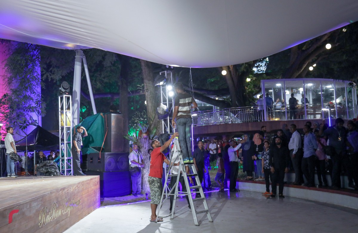 އޯގަސްޓް 21، 2017: ރަސްރަނި ބަގީޗާ ހުޅުވުމަށް ބޭއްވި ރަސްމިއްޔާތުގެ ތެރެއިން -- ސަލްޓަން ޕާކު ތަރައްޤީކޮށް، ރަސްރަނި ބަގީޗާގެ ނަމުގައި އެ ޕާކު ހުޅުމުވަށް ހޯމަ ދުވަހުގެރޭ ރަސްމިއްޔާތެއް ބާއްވަމުން ދަނިކޮށް ވާރޭވެހި އެ ޕާކަށް ގެއްލުންތަކެއް ވަނީ ލިބިފަ.