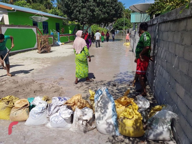 އޯގަސްޓް 21، 2017: ލ. މާބައިދޫއަށް އުދައަރައި ރަށުތެރޭގައި ލޮނުގަނޑު ބޮޑުވެފައި. -- ލޮނުގަނޑު ހިފެހެއްޓުމަށް އާންމު ރައްޔިތުންވަނީ މަގުތަކުގައި ވެލިބަސްތާ ޖަހާފައި.