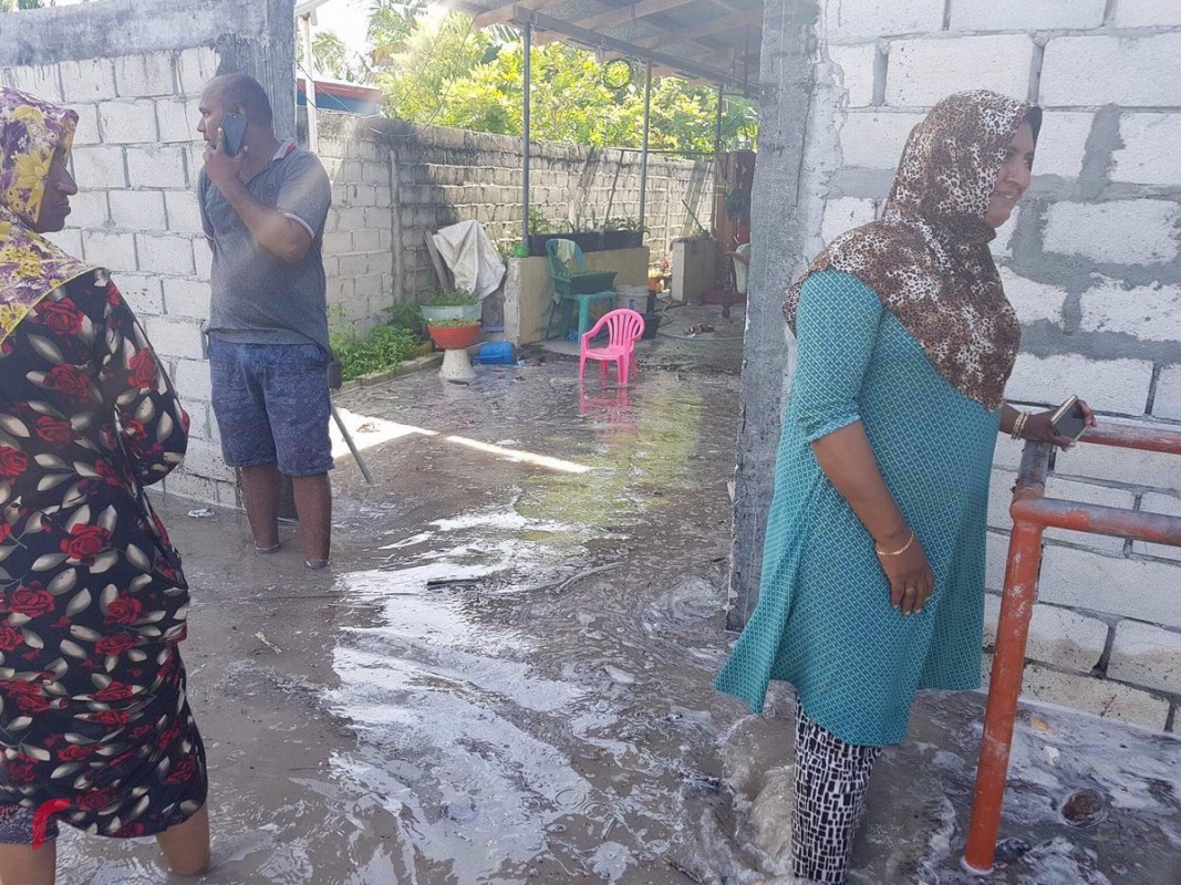 އޯގަސްޓް 21، 2017: ލ. މާބައިދޫއަށް އުދައަރައި ރަށުތެރޭގައި ލޮނުގަނޑު ބޮޑުވެފައި. -- މީހުން ދިރިއުޅޭ ބައެއް ގޭގެޔަށް ލޮނުވަދެ، ތަކެއްޗަށް ގެއްލުންވެފައިވާކަމަށް ކައުންސިލްތަކުން ބުނޭ.