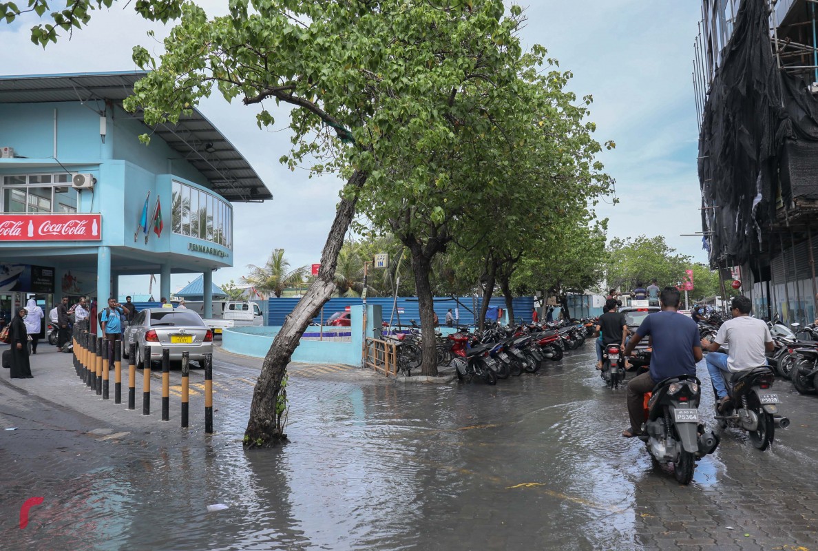 މާލެ، އޯގަސްޓް 22 ، 2017 : މާލޭގެ ކާނިވާ ސަރަހައްދަށް އުދަ އަހަރައި ލޮނުގަނޑު ހުޅުމާލޭ ފެރީ ޓާމިނަލާ ހަމައަށް ފެތުރިފައި