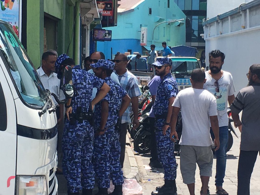 އޯގަސްޓް 20، 2017: ރައްޔިތުންގެ މަޖިލީހުގެ މެންބަރުންނަށް ރިޝްވަތު ހުށަހެޅުއްވި ކަމަށް ބުނެ ގާސިމްގެ މައްޗަށް އުފުލާފައިވާ ދައުވާގެ އަޑުއެހުމަށް މާމިގިލި ދާއިރާގެ މެމްބަރު ގާސިމް އިބްރާހިމް ވަޑައިގަތް ވަގުތު ކޯޓު ސަރަހައްދުގައި މީހުން އެއްވެފައި