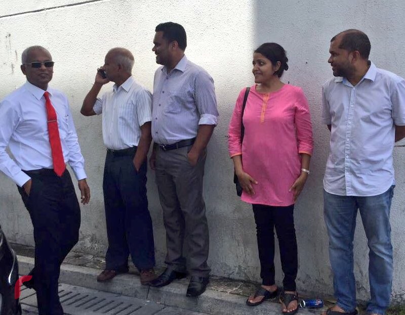 އޯގަސްޓް 20، 2017: ރައްޔިތުންގެ މަޖިލީހުގެ މެންބަރުންނަށް ރިޝްވަތު ހުށަހެޅިކަމަށް ބުނާ މައްސަލައިގެ އަޑުއެހުމަށް ގާސިމް އިބްރާހިމް ވަޑައިގެންނެވި ވަގުތު އެސަރަހައްދަށް އެމްޑީޕީ ޕީޖީ ލީޑަރު ވަޑައިގަންނަވަނީ