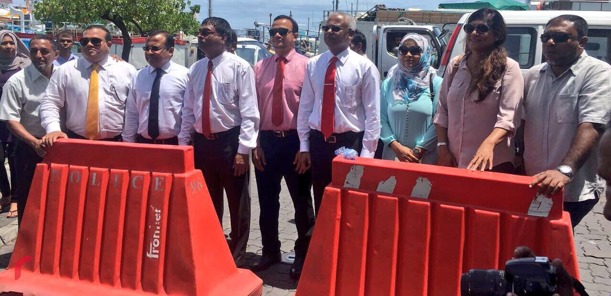 އޯގަސްޓް 20، 2017: ރައްޔިތުންގެ މަޖިލީހުގެ މެންބަރުންނަށް ރިޝްވަތު ހުށަހެޅިކަމަށް ބުނާ މައްސަލައިގެ އަޑުއެހުމަށް ގާސިމް އިބްރާހިމް ވަޑައިގެންނެވި ވަގުތު އެސަރަހައްދުގައި މަޖިލީހުގެ ބައެއް މެމްބަރުން