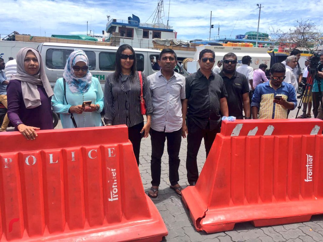 އޯގަސްޓް 20، 2017: ރައްޔިތުންގެ މަޖިލީހުގެ މެންބަރުންނަށް ރިޝްވަތު ހުށަހެޅި ކަމަށް ބުނާ މައްސަލައިގެ އަޑުއެހުމަށް ގާސިމް އިބްރާހިމް ވަޑައިގަތުމުން އިދިކޮޅި އިއްތިހާދުގެ ގިނަ ބޭފުޅުން މަރުހަބާ ކިޔަނީ