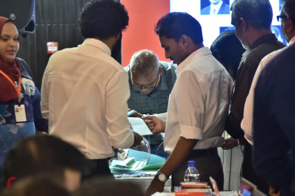 އޯގަސްޓް 23، 2017: މިރޭ ހޮޓެލް ޖެންގައި ބޭއްވުނު ބޭންކް އޮފް މޯލްޑިވްސްގެ އަހަރީ އާންމު ޖަލްސާ ގައި ހިއްސާދާރުން ވޯޓްލަނީ