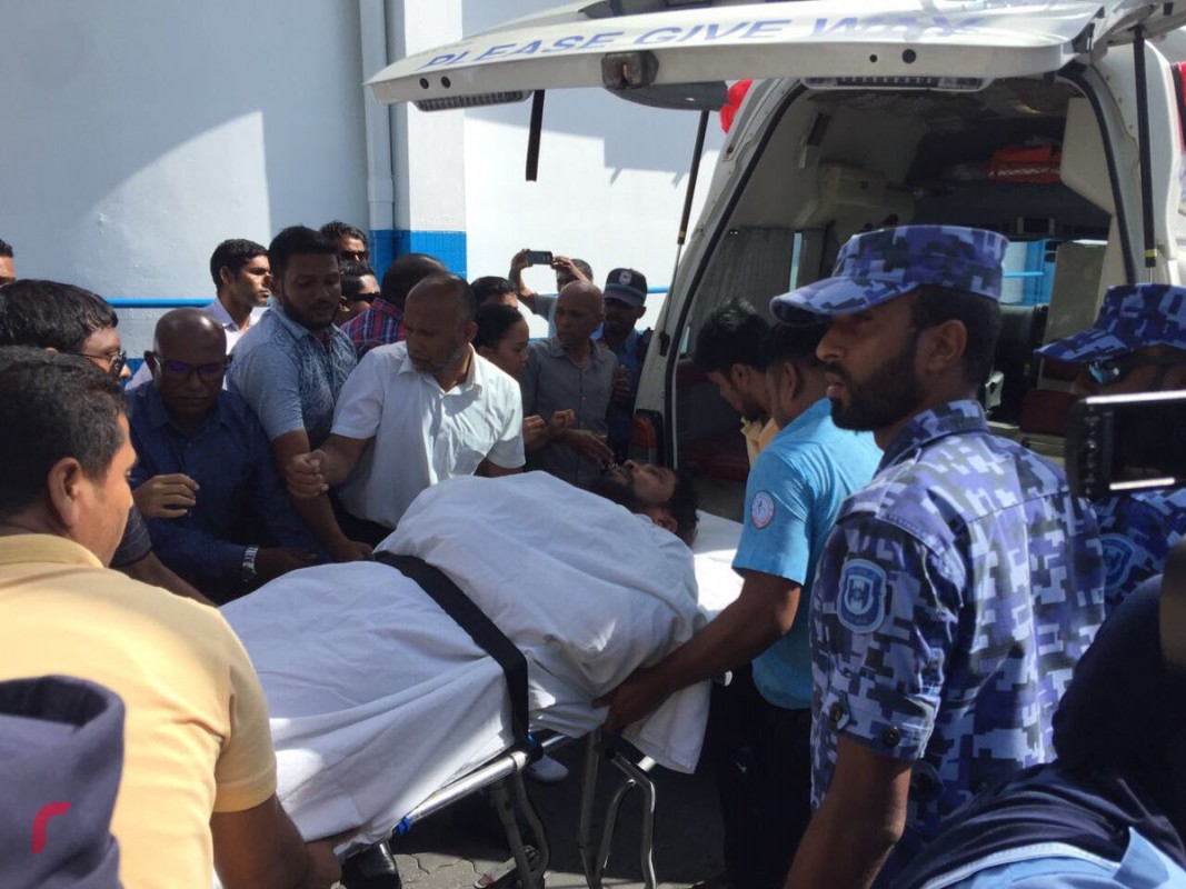 އޯގަސްޓް 24، 2017: ޖުމްހޫރީ ޕާޓީގެ ލީޑަރު ގާސިމް އިބްރާހިމް، ޝަރީއަތުގެ އަޑުއެހުމަށް ކޯޓުގައި މިއަދު ހުންނަވަނިކޮށް އަނބުރައިގެނެގެން ވެއްޓުމާ ގުޅިގެން އައިޖީއެމްއެޗްއަށް ގެންދިއުމަށްޓަކައި އެމްބިއުލަންސަށް އަރުވަނީ