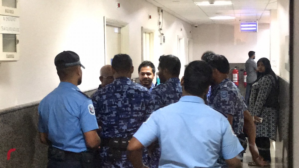 24 އޯގަސްޓް 2017: ގާސިމްގެ މައްޗަށް ކޯޓުން ހުކުމް އިއްވުމާ ގުޅިގެން އިދިކޮޅު ފަރާތްތަކުން ގާސިމް އިބްރާހިމްގެ އަރިހަށް ހޮސްޕިޓަލަށް ޒިޔާރަތް ކުރަނީ