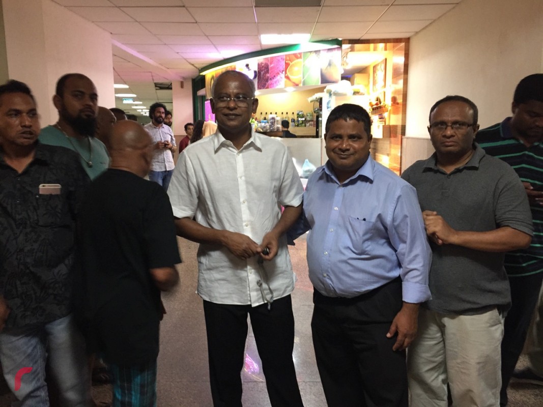 24 އޯގަސްޓް 2017: ގާސިމް އިބްރާހިމްގެ މައްޗަށް ޣައިރު ހާޒިރުގައި 3 އަހަރާއި 2 މަސްދުވަހަށް ހުކުމް ކުރުމާއި ގުޅިގެން އިދިކޮޅު އިއްތިހާދުގެ ވެރިން ގާސިމް އިބްރާހިމްއަށް ޒިޔާރަތްކުރަނީ