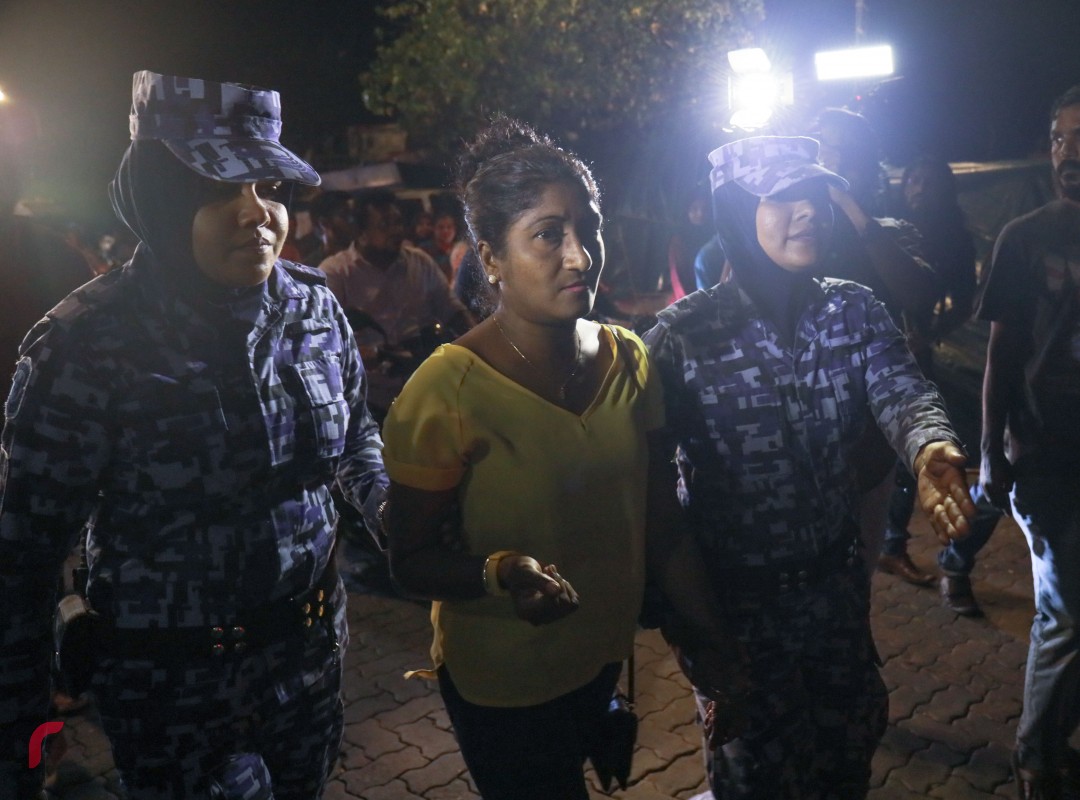 24 އޯގަސްޓް 2017: ގާސިމް އިބްރާހިމްގެ މައްޗަށް ޣައިރު ހާޒިރުގައި ހުކުމް ކުރި ވަގުތު ގާސިމްގެ ސަޕޯޓަރަކު ހައްޔަރުކުރަނީ: ފުލުހުން ވަނީ މީހުން ދުރުކުރުމަށް ޕެޕާ ސްޕްރޭގެ ބޭނުންކޮށްފައި