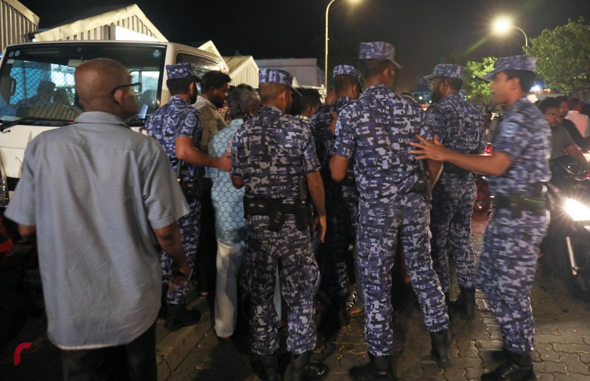 24 އޯގަސްޓް 2017: ގާސިމް އިބްރާހިމްގެ މައްޗަށް ޣައިރު ހާޒިރުގައި ހުކުމް ކުރި ވަގުތު އެ ސަރަހައްދަށް އެއްވި މީހުން ދުރުކުރަނީ: