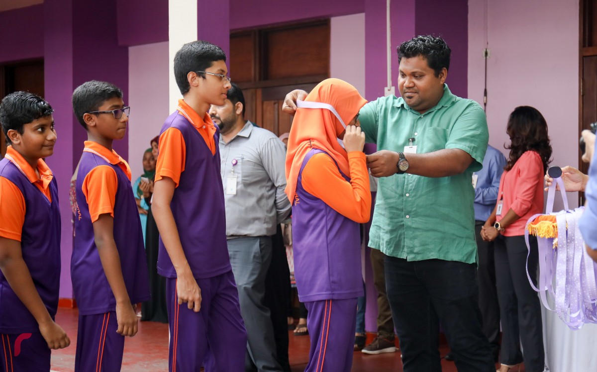 އޯގަސްޓް 24، 2017: ޣިޔާސުއްދީން އިންޓަނޭޝަނަލް ސްކޫލްގެ ގްރޭޑް 1 އިން ފެށިގެން 9 ގެ ދަރިވަރުން ހިމެނޭގޮތަށް ބޭއްވި ސައިންސްފެއާ ހުޅުވުމުގެ ރަސްމިއްޔާތުގައި ވަނަ ވަނައަށް އައި ޕްރޮޖެކްޓް ތަކަށް ސްކޫލްގެ ޕްރިންސިޕަލް އިނާމް ދެއްވަނީ