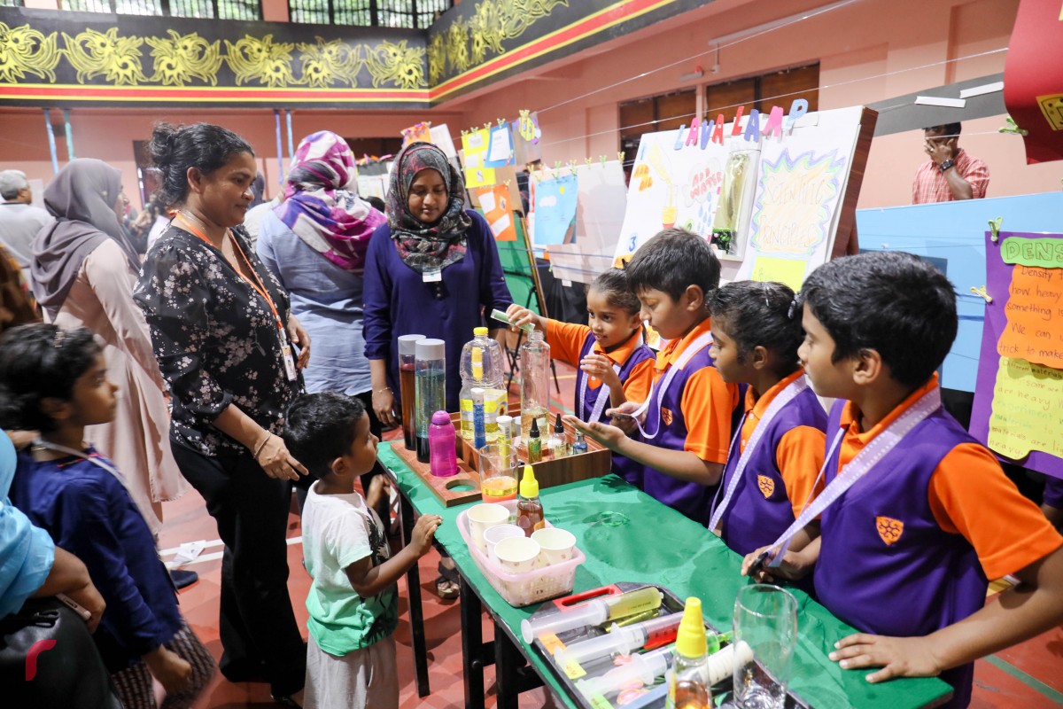 އޯގަސްޓް 24، 2017: ޣިޔާސުއްދީން އިންޓަނޭޝަނަލް ސްކޫލްގައި ބޭއްވުނު ސައިންސް ފެއާގެ ތެރެއިން، މި ސައިންސްފެއާގައި 84 ސައިންސް ޕްރޮޖެކްޓް ހުށަހަޅާފައިވޭ