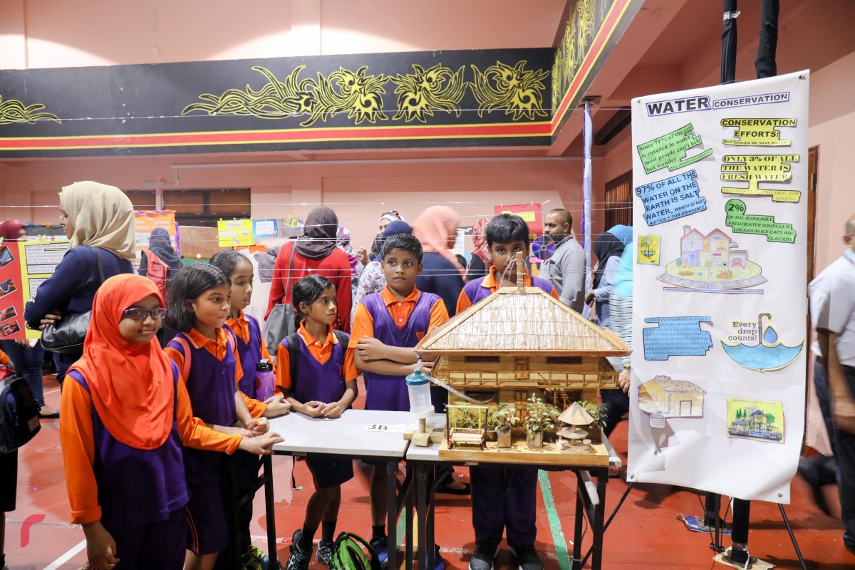 އޯގަސްޓް 24، 2017: ޣިޔާސުއްދީން އިންޓަނޭޝަނަލް ސްކޫލްގައި ބޭއްވުނު ސައިންސް ފެއާގެ ތެރެއިން، މި ސައިންސްފެއާގެ ސަބަބުން ދަރިވަރުން ސައިންސްެއާއި ޓެކްނޮލޮޖީއަށް ހޭލުންތެރިވެފައިވާމިންވަރު ވަނީ ފެނިގެން ގޮސްފައި