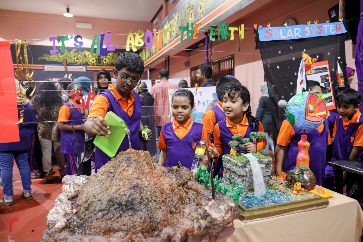 އޯގަސްޓް 24، 2017: ޣިޔާސުއްދީން އިންޓަނޭޝަނަލް ސްކޫލްގައި ބޭއްވުނު ސައިންސް ފެއާގެ ތެރެއިން، މި ސައިންސްފެއާގައި 84 ސައިންސް ޕްރޮޖެކްޓް ހުށަހަޅާފައިވޭ