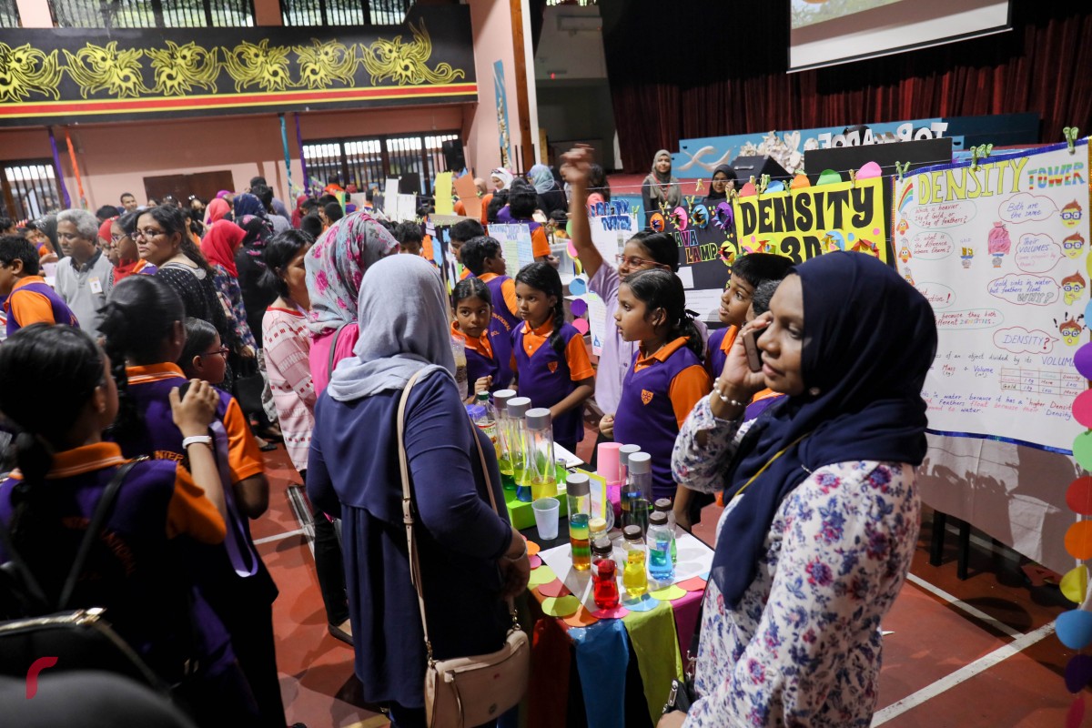 އޯގަސްޓް 24، 2017: ޣިޔާސުއްދީން އިންޓަނޭޝަނަލް ސްކޫލްއިން އިންތިޒާމްކޮށްގެން ބޭއްވި ސައިންސްފެއާގައި 84 ސައިންސް ޕްރޮޖެކްޓް ވަނީ ދައްކާލައިފައި