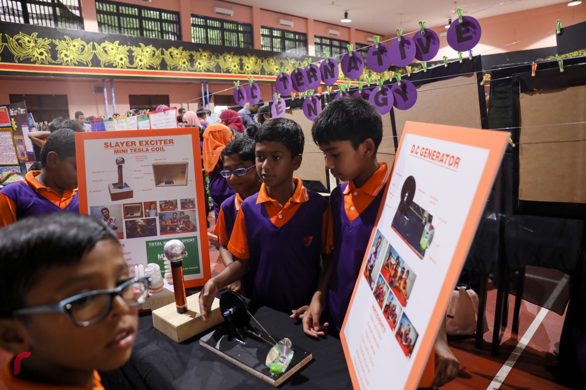 އޯގަސްޓް 24، 2017: ޣިޔާސުއްދީން އިންޓަނޭޝަނަލް ސްކޫލްގައި ބޭއްވުނު ސައިންސް ފެއާގެ ތެރެއިން، މި ސައިންސްފެއާގައި 84 ސައިންސް ޕްރޮޖެކްޓް ހުށަހަޅާފައިވޭ