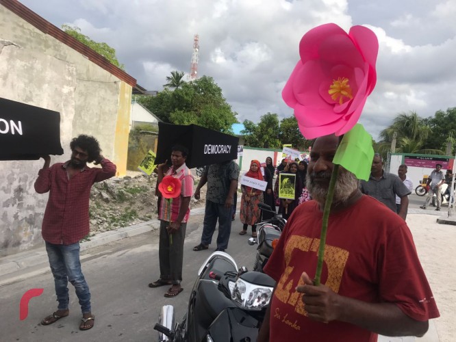 އޯގަސްޓް 26، 2017: ސަރުކާރާ ދެކޮޅަށް ގއ. ވިލިނގިލީގައި ބޭއްވި މުޒާހަރާގެ ތެރެއިން: މުޒާހަރާގައި ސިޔާސީ ކުށްވެރިން މިނިވަންކުރަން ގޮވާލި