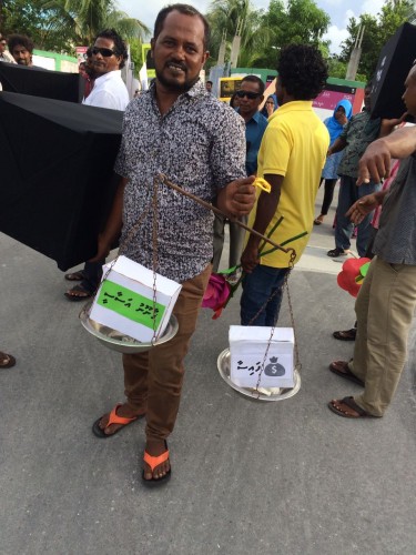 އޯގަސްޓް 26، 2017: ސަރުކާރާ ދެކޮޅަށް ގއ. ވިލިނގިލީގައި ބޭއްވި މުޒާހަރާގެ ތެރެއިން: މުޒާހަރާގައި ސިޔާސީ ކުށްވެރިން މިނިވަންކުރަން ގޮވާލި