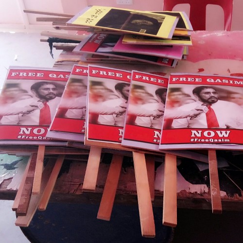 އޯގަސްޓް 26، 2017: ސަރުކާރާ ދެކޮޅަށް ގއ. ވިލިނގިލީގައި ބޭއްވި މުޒާހަރާގައި ބޭނުންކުރި، ޖުމްހޫރީ ޕާޓީގެ ލީޑަރު ގާސިމް އިބްރާހިމްގެ ފޮޓޯޖެހި ބޯޑްތަކެއް: ގާސިމަށްކުރީ ބޭއިންސާފު ހުކުމެއް ކަމަށް ގަބޫލުކުރޭ