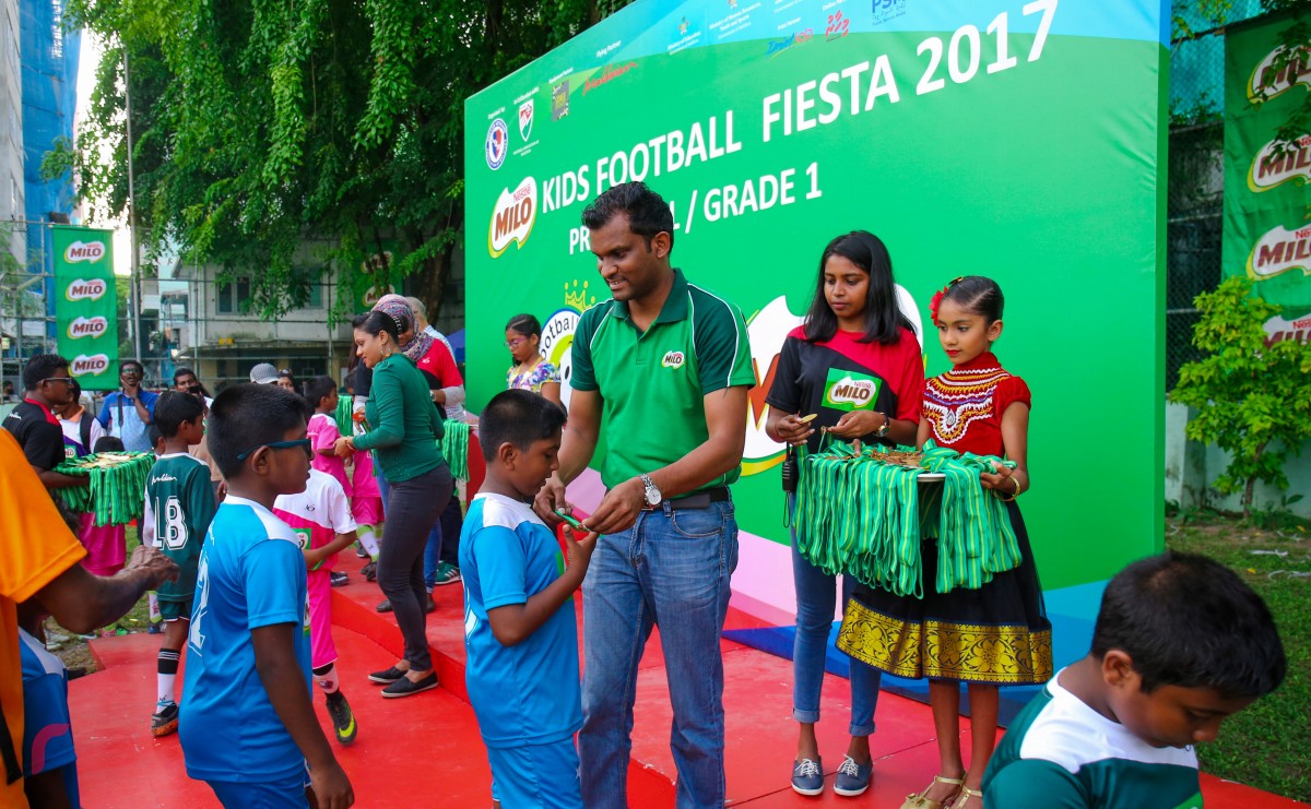 އޯގަސްޓް 27، 2017: ސޮކާ ވެޓަރަންސް އާއި މައިލޯ އިން އިންތިޒާމްކޮށްގެން ބޭއްވި މައިލޯ ކިޑްސް ފުޓްބޯލް ފިއެސްޓާ ނިންމާލާއި ވަނަ ވަނަ ލިބުން ސްކޫލް ތަކަށް އިނާމްއާއި މެޑަލް ހަވާލުކުރަނީ