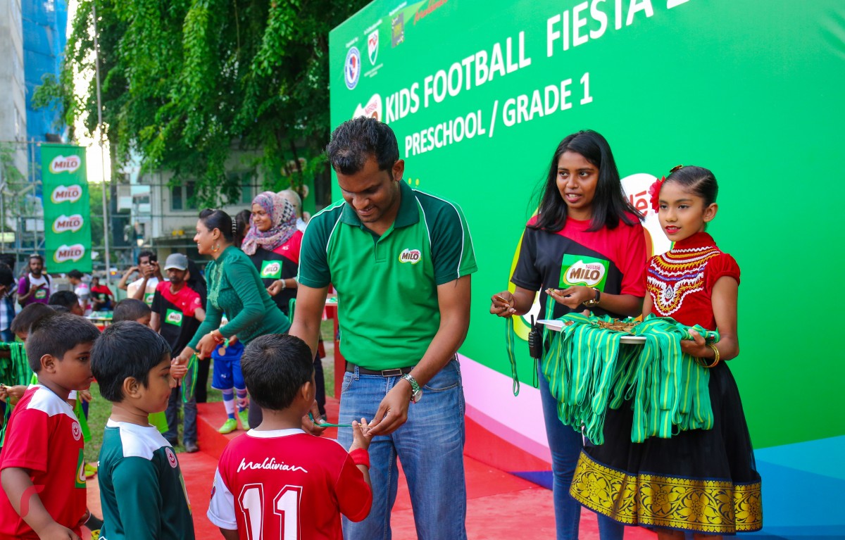 އޯގަސްޓް 27، 2017: ސޮކާ ވެޓަރަންސް އާއި މައިލޯ އިން އިންތިޒާމްކޮށްގެން ބޭއްވި މައިލޯ ކިޑްސް ފުޓްބޯލް ފިއެސްޓާ ނިންމާލާއި ވަނަ ވަނަ ލިބުނު ސްކޫލް ތަކަށް އިނާމްއާއި މެޑަލް ހަވާލުކުރަނީ