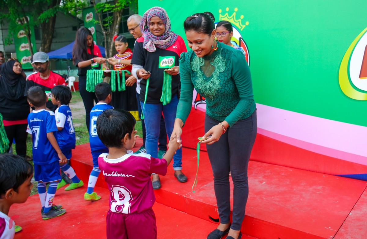 އޯގަސްޓް 27، 2017: ސޮކާ ވެޓަރަންސް އާއި މައިލޯ އިން އިންތިޒާމްކޮށްގެން ބޭއްވި މައިލޯ ކިޑްސް ފުޓްބޯލް ފިއެސްޓާ ނިންމާލާއި ވަނަ ވަނަ ލިބުން ސްކޫލް ތަކަށް އިނާމްއާއި މެޑަލް ހަވާލުކުރަނީ