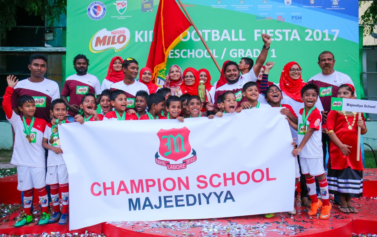 އޯގަސްޓް 27، 2017: ސޮކާ ވެޓަރަންސް އާއި މައިލޯ އިން އިންތިޒާމްކޮށްގެން ބޭއްވި މައިލޯ ކިޑްސް ފުޓްބޯލް ފިއެސްޓާގައި ގްރޭޑް 1 ގެ ޗެމްޕިއަންކަން ހޯދާފައިވަނި މަޖީދިއްޔާ ސްކޫލް