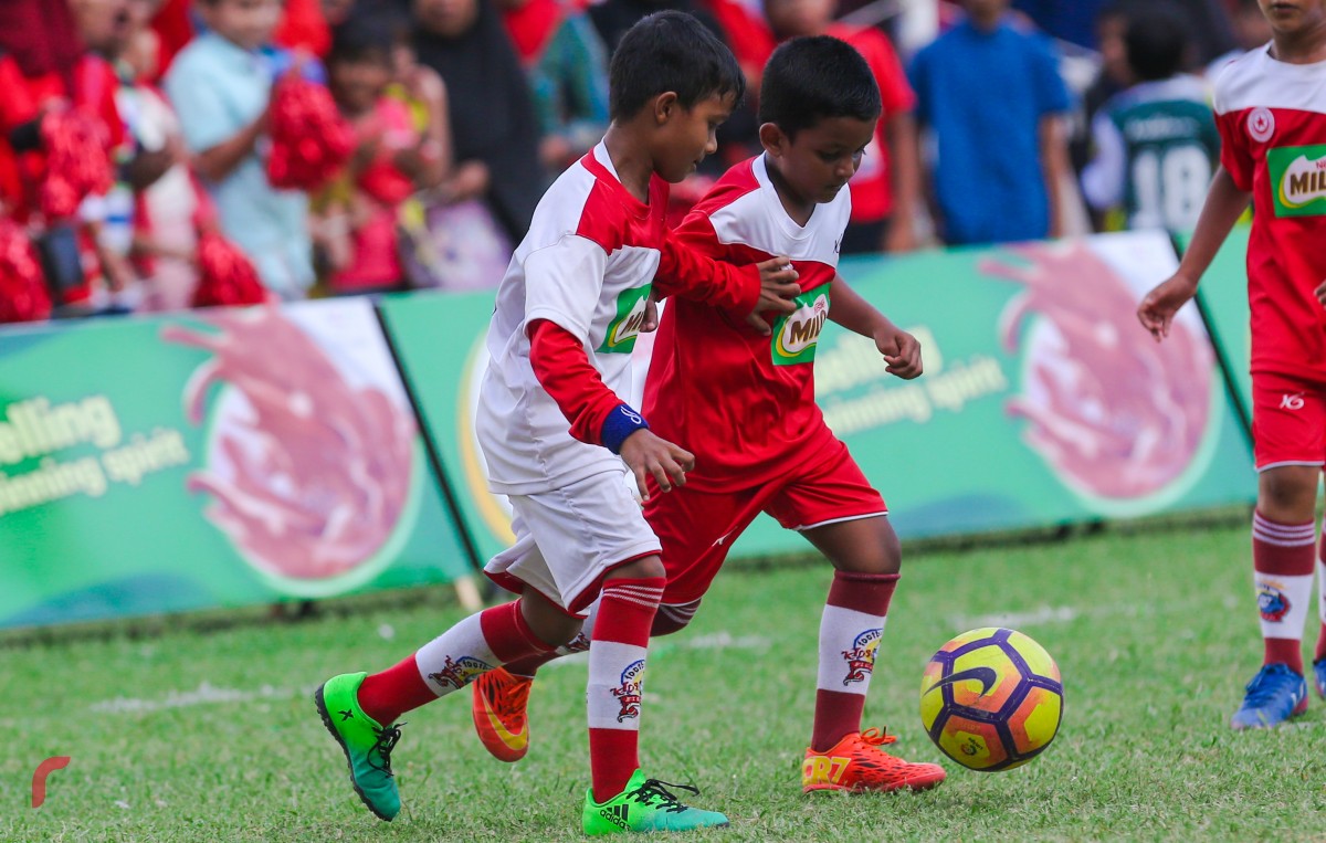 އޯގަސްޓް 27، 2017: ސޮކާ ވެޓަރަންސް އާއި މައިލޯ އިން އިންތިޒާމްކޮށްގެން ބޭއްވި މައިލޯ ކިޑްސް ފުޓްބޯލް ފިއެސްޓާގައި ގިނަ އަދަދެއްގެ ދަރިވަރުން ވަނީ ބައިވެރިވެފައި