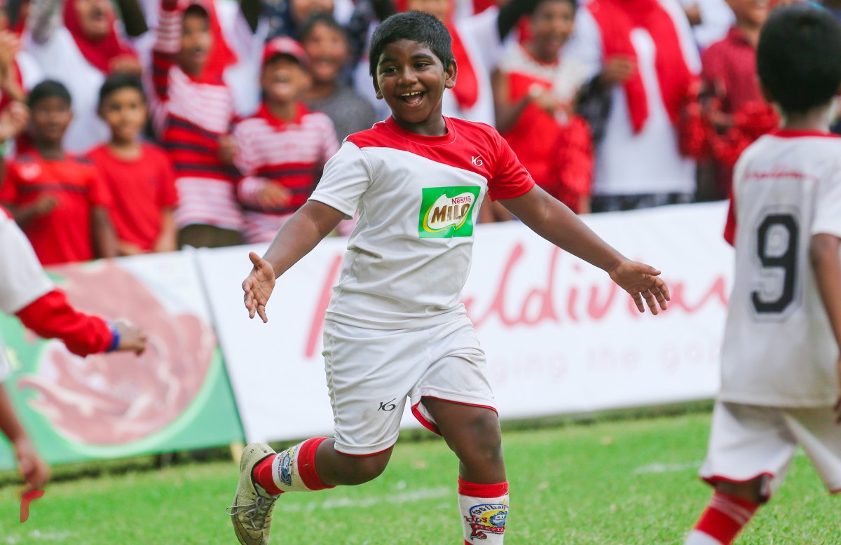 އޯގަސްޓް 27، 2017: ސޮކާ ވެޓަރަންސް އާއި މައިލޯ އިން އިންތިޒާމްކޮށްގެން ބޭއްވި މައިލޯ ކިޑްސް ފުޓްބޯލް ފިއެސްޓާގެ ފައިނަލް މެޗްގައި ކުޅުންތެރިއަކު ގޯލްޖެހުމަށްފަހު ސެލެބްރޭޓްކުރަނީ