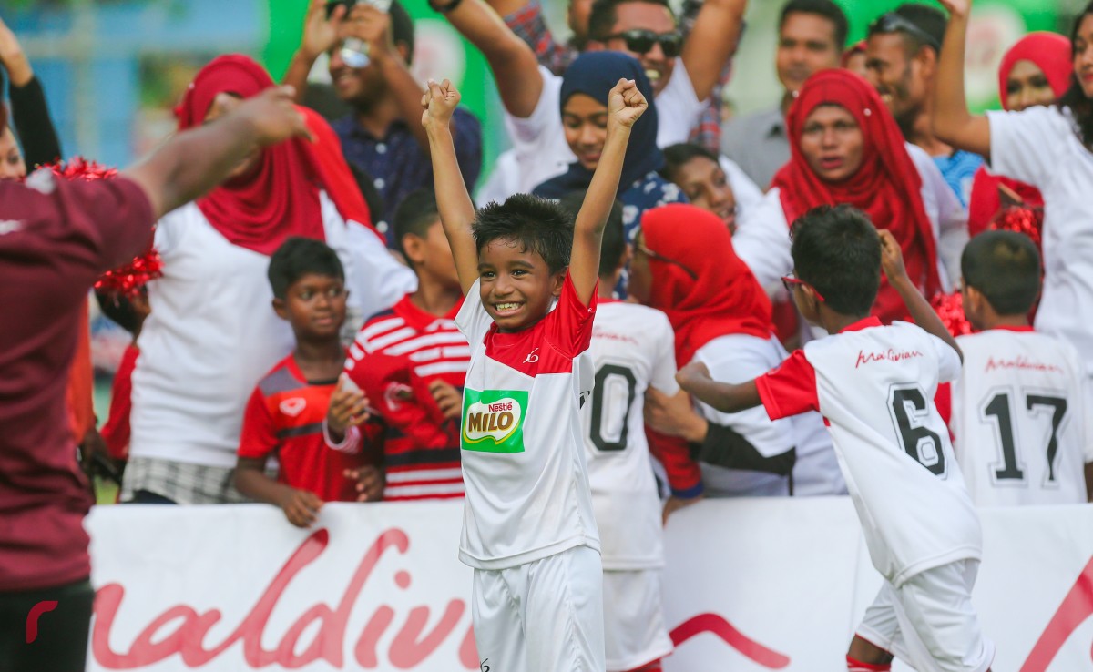 އޯގަސްޓް 27، 2017: ސޮކާ ވެޓަރަންސް އާއި މައިލޯ އިން އިންތިޒާމްކޮށްގެން ބޭއްވި މައިލޯ ކިޑްސް ފުޓްބޯލް ފިއެސްޓާގެ ފައިނަލް މެޗްގައި ކުޅުންތެރިއަކު ގޯލްޖެހުމަށްފަހު ސެލެބްރޭޓްކުރަނީ