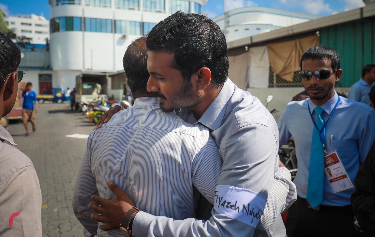 އޯގަސްޓް 27، 2017: ރާއްޖެޓީވީގެ ސީއޯއޯ ހުސައިން ފިޔާޒް މޫސާ ގެ މައްޗަށް ދައުލަތުންކޮށްފައިވާ ފުލުހެއްގައިގައި އަތްލުމުގެ ދައުވާގެ ހުކުމްއިއްވުމުގެ ކުރިން ނޫސްވެރިޔާ ވިސާމާއި ސަލާން ކުރައްވަނީ. 