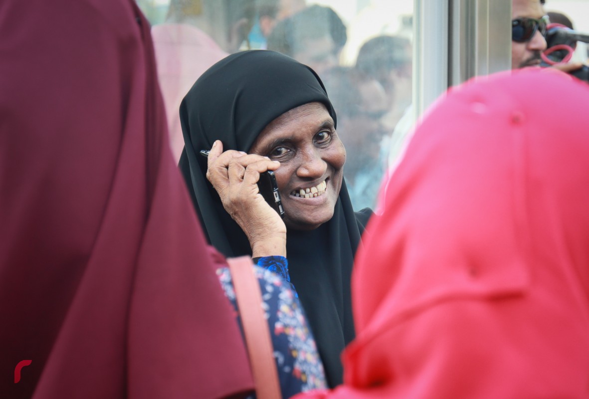 އޯގަސްޓް 27، 2017: ރާއްޖެޓީވީގެ ސީއޯއޯ ހުސައިން ފިޔާޒް މޫސާ ގެ މައްޗަށް ދައުލަތުންކޮށްފައިވާ ފުލުހެއްގައި އަތްލުމުގެ ދައުވާގެ ހުކުމަށްފަހު ފިޔާޒް އޭނާގެ އާއިލާ އާއި އެކު.   ކޯޓުން ވަނީ ދައުވާ ސާބިތު ނުވާކަމަށް ނިންމާފައި