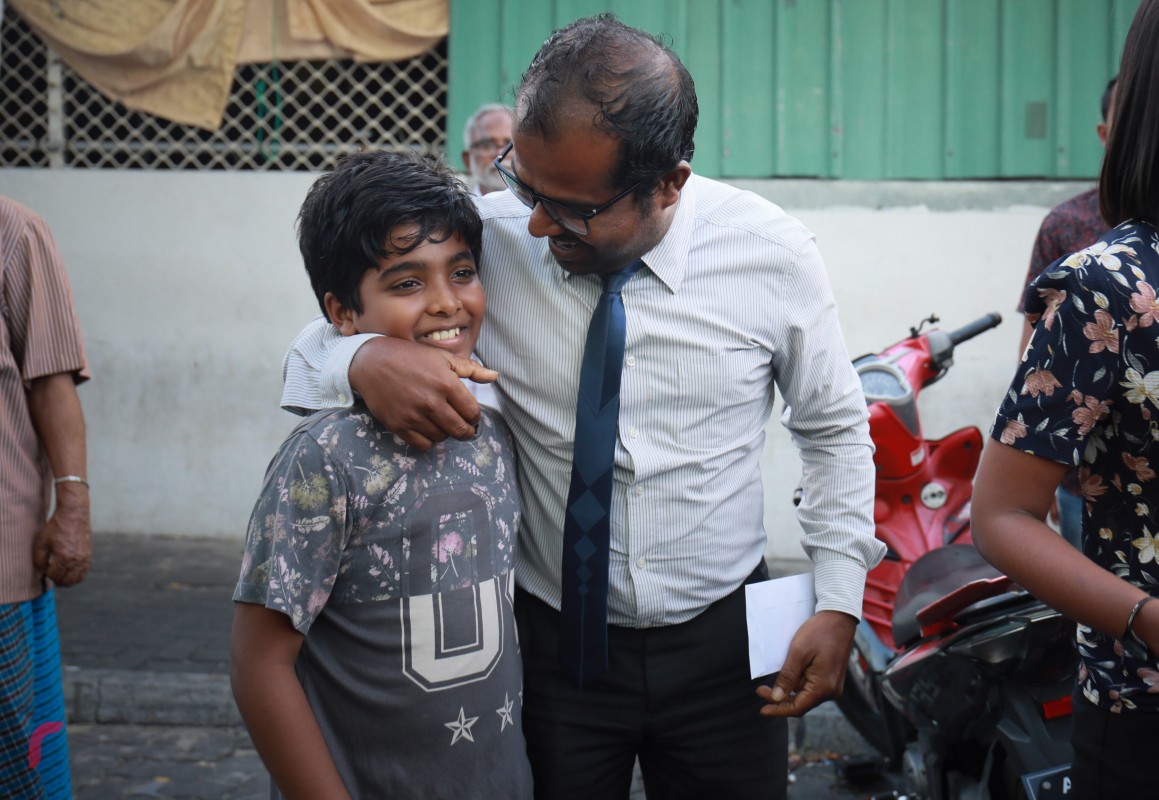 އޯގަސްޓް 27، 2017: ރާއްޖެޓީވީގެ ސީއޯއޯ ހުސައިން ފިޔާޒް މޫސާ ގެ މައްޗަށް ދައުލަތުން ކޮށްފައިވާ ފުލުހެއްގައިގައި އަތްލުމުގެ ދައުވާގެ ހުކުމަށް ފަހު ފިޔާޒް އޭނާގެ ދަރިފުޅާއި އެކު،  ކޯޓުން ވަނީ ދައުވާ ސާބިތު ނުވާކަމަށް ކަނޑައަޅާފައި