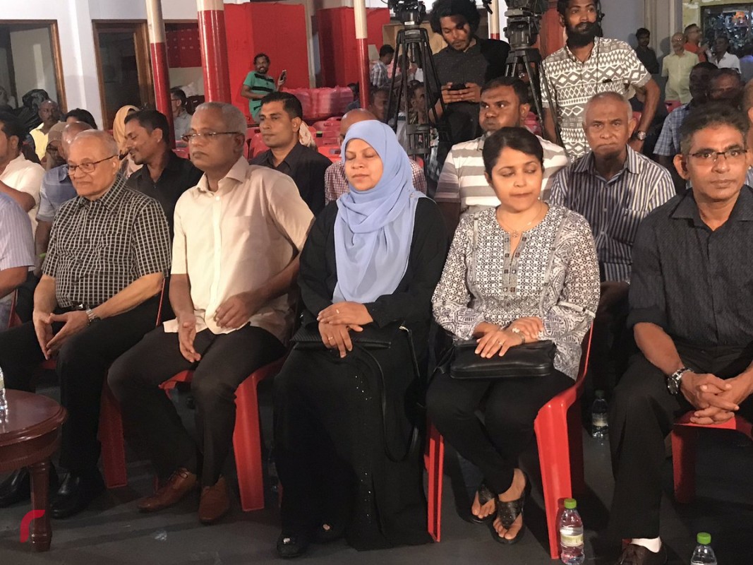 އޯގަސްޓް 29، 2017: ގުޅިފައިވާ އިއްތިހާދުން މ. ކުނޫޒްގައި ބޭއްވި ޖަލްސާ، މި ޖަލްސާގައި އިދިކޮޅު އިއްތިހާދުގެ ގިނަ އަދަދެއްގެ އިސްބޭފުޅުން ވަނީ ބައިވެރިވެވަޑައިގެންފައި