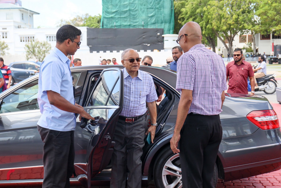 އޯގަސްޓް 30، 2017: ރިޝްވަތު ދެއްވަންއުޅުއްވި ކަމުގެ ތުހުމަތުގައި ހައްޔަރުކޮށްފައިވާ ދިއްގަރު ދާއިރާގެ މެންބަރު އަހުމަދު ފާރިސް މައުމޫނާ ބައްދަލުކުރެއްވުމަށް  ކުރީގެ ރައީސް މައުމޫންގެ ދެމަފިރިކަނބަލުން ފުރާވަޑައިގަންނަވަނީ