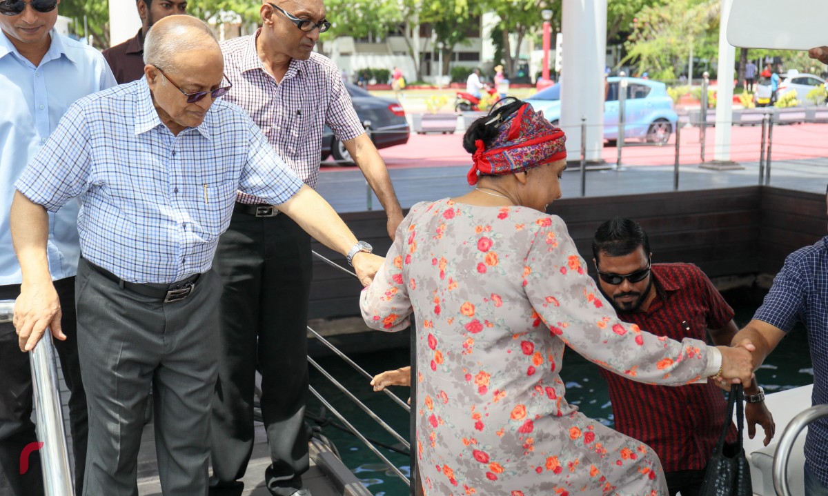 އޯގަސްޓް 30، 2017: އަހުމަދު ފާރިސް މައުމޫނާ ބައްދަލު ކުރެއްވުމަށް ކުރީގެ ރައީސް މައުމޫންގެ ދެމަފިރިކަނބަލުން ފުރާ ވަޑައިގަންނަވަނީ