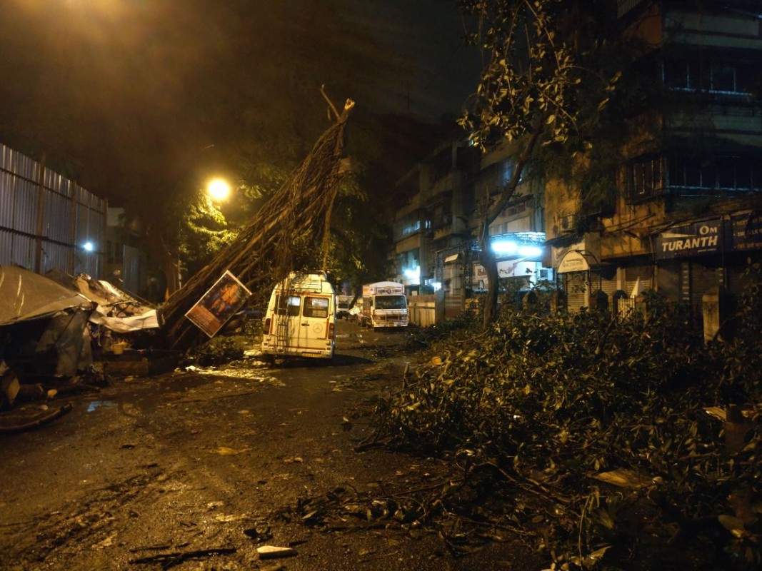 މުމްބާއި، އޯގަސްޓް 30 ، 2017: މުމްބާއީއަށް މޫސުމް ގޯސްވެ ބޯކޮށް ވާރޭވެހި ފެންބޮޑުވެ ބިންގަނޑު ކަނޑައިގެންގޮސް ގަސްތައް ވެއްޓި ގިނަ އަދަދެއްގެ ގެތަކަށާ އެއްގަމު އުޅަނދު ތަކަށް ވަނީ ގެއްލުންވެފައި 