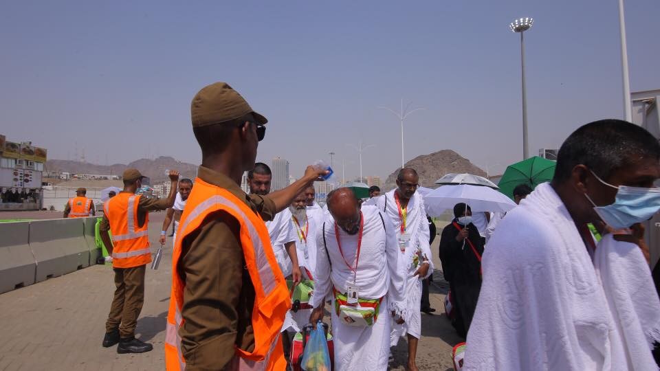 އޯގަސްޓް 30 ، 2017 : ދިވެހި ހައްޖާޖީން މިނާއަށް ދިއުމަށް ތައްޔާރުވާން ފައިމަގުގައި، ހިނގަނީ. 