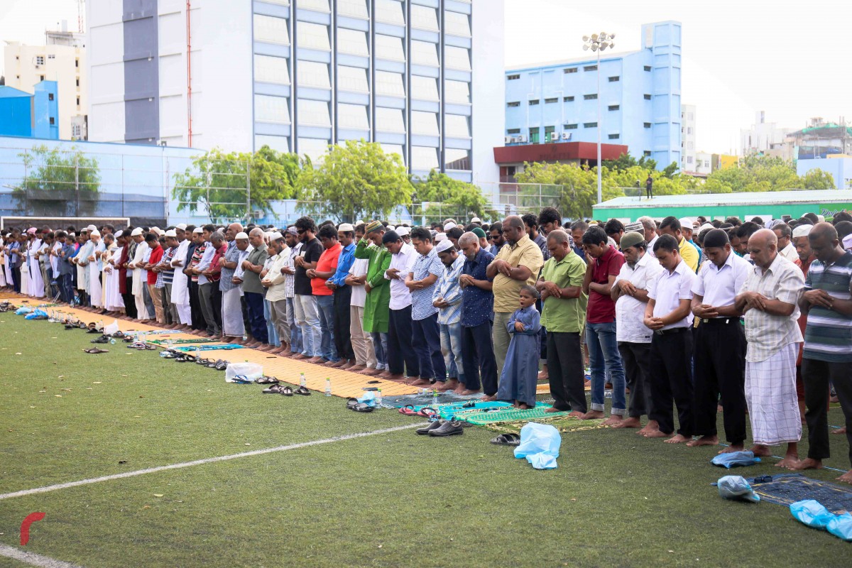 ސެޕްޓެމްބަރު 1، 2017: ބޮޑު ޖަމާއަތުގައި އީދު ނަމާދު ކުރަނީ