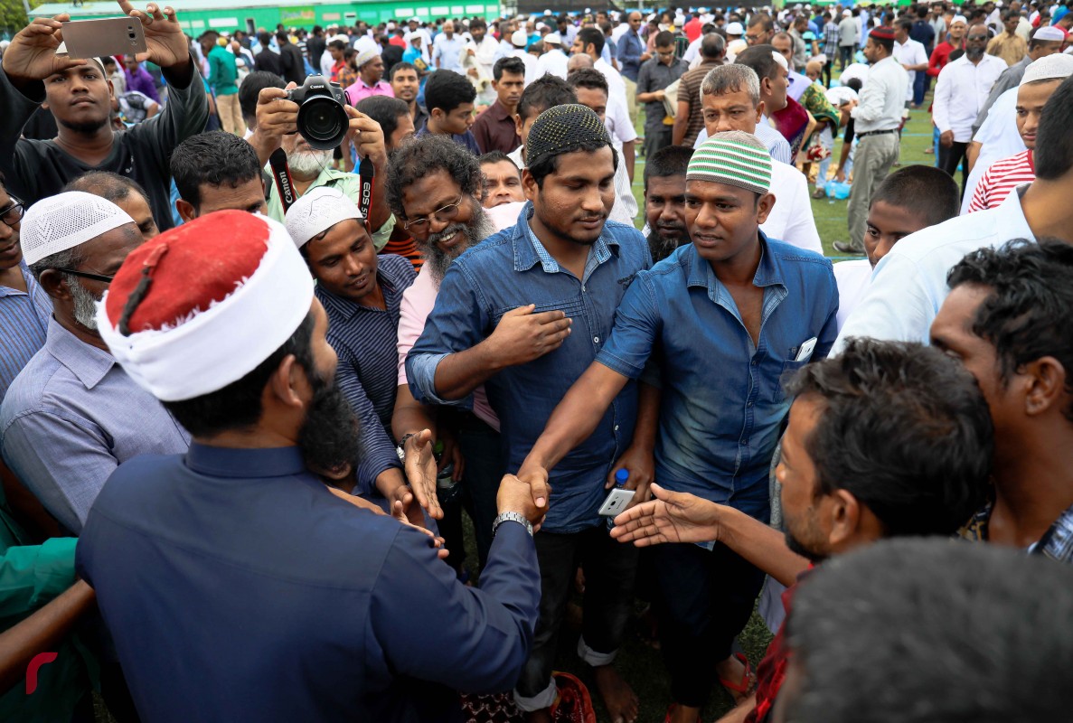 ސެޕްޓެމްބަރު 1، 2017 : ބޮޑު ޖަމާއަތުގައި އީދު ނަމާދު ކުރެއްވި އައްޝައިހް އަހްމަދު ސަމީރުއާ ސަލާމްކުރަނީ