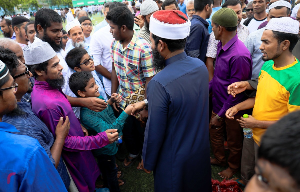 ސެޕްޓެމްބަރު 1، 2017 : ބޮޑު ޖަމާއަތުގައި އީދު ނަމާދު ކުރެއްވި އައްޝައިހް އަހްމަދު ސަމީރުއާ ސަލާމްކުރަނީ