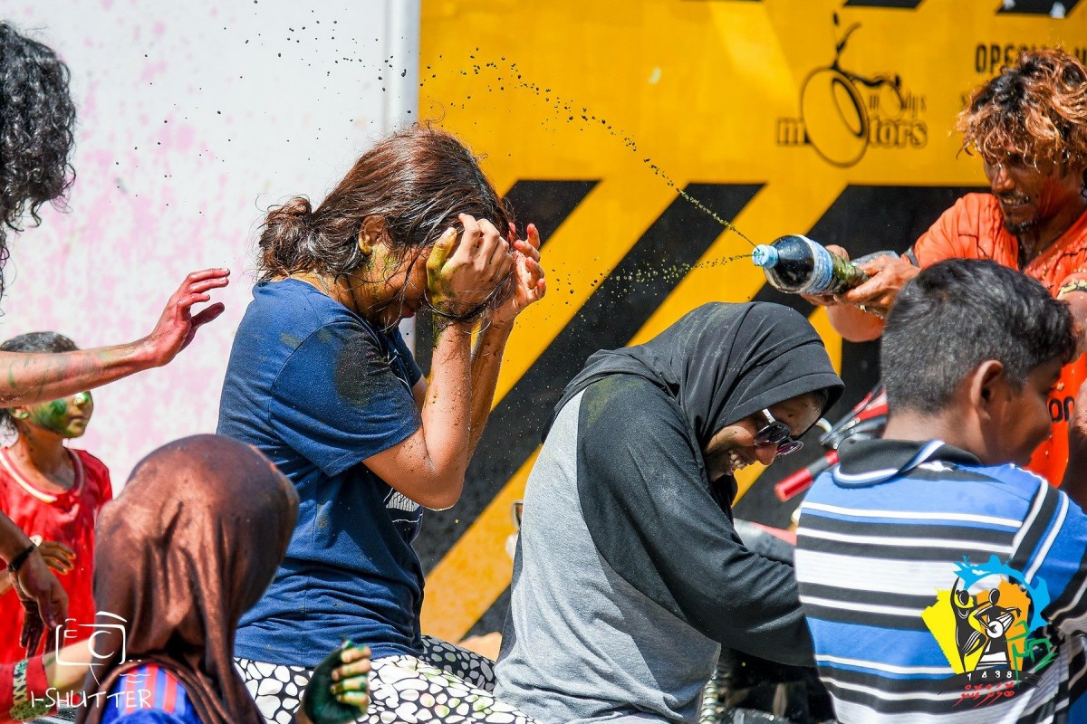 ސެޕްޓެމްބަރު 1، 2017: ޅ. ނައިފަރުގައި އީދު ބޮލަށް ގޮން 1438 ގެ ނަމުގައި އަލްހާ ޢީދް ފާހަގަ ކުރުމަށް ބާއްވާ ހަރަކާތްތަކުގެ ތެރެއިން ފެންކުޅިކުޅުން. މި ހަރަކާތުގައި ގިނަ އަދަދެއްގެ ޒުވާނުންނާއި ކުޑަކުދިން ވަނީ ބައިވެރިވެފައި